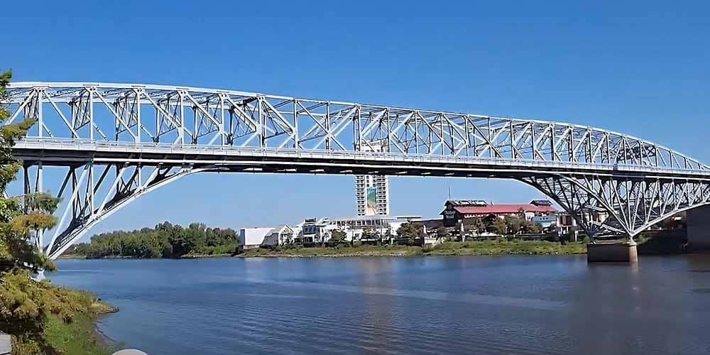 The Texas Street Bridge spans the Red River and connects Shreveport and Bossier City. Also known as the "Gateway to Shreveport," it’s a truss bridge that is over 2,000 feet long and features distinctive Art Deco-style architectural elements.