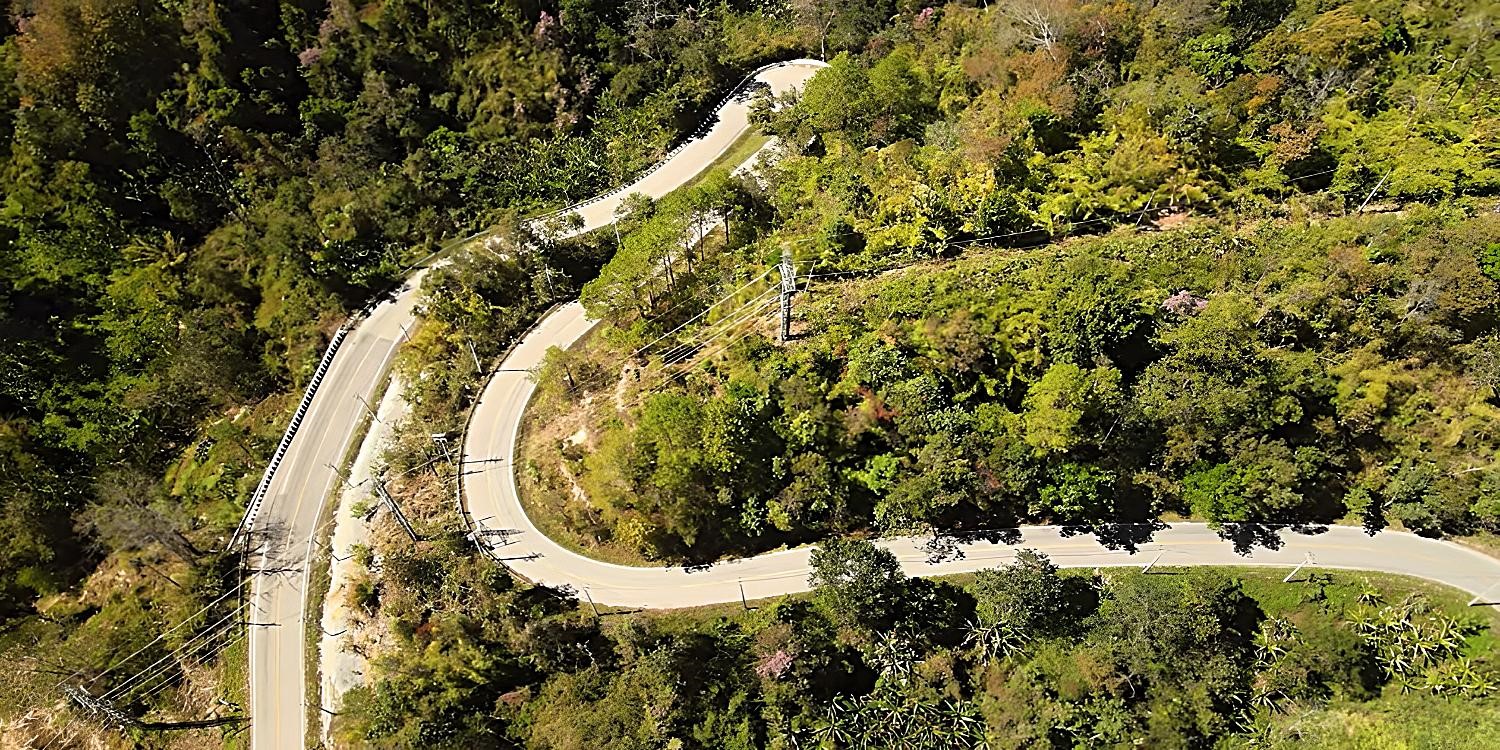 Mae Hong Son Loop: The world-famous Mae Hong Son Loop has a dizzying number of switchbacks where the road goes up and down steep slopes. And so, the engineers decide to reduce the gradient (steepness of the slope) in order that road users retain control of the vehicle.