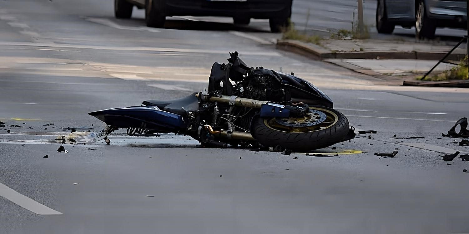 A Yamaha YZF-R3 Supersport motorcycle lies strewn across an urban road in Daytona Beach, Florida, a bike crash blackspot state where a shocking 42 percent of road casualties are motorcycle riders. Crashes disproportionately affect motorcyclists, and so, car drivers shrug their shoulders and move on with their lives as “another one bites the dust.” Always preload your levers and be ready for a SMIDSY maneuver to avoid a crash.