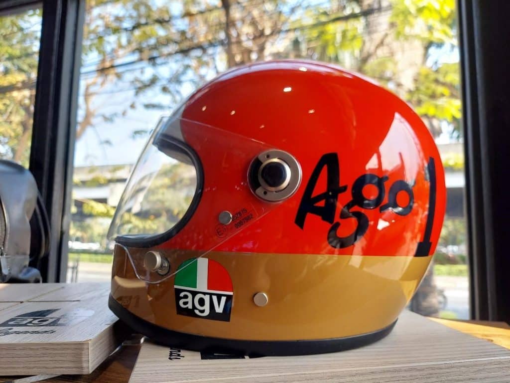 Captured on my Maryland desk, the AGV X3000 “Ago 1” full-face helmet takes center stage, with its base plates prominently displayed to exemplify their positioning.