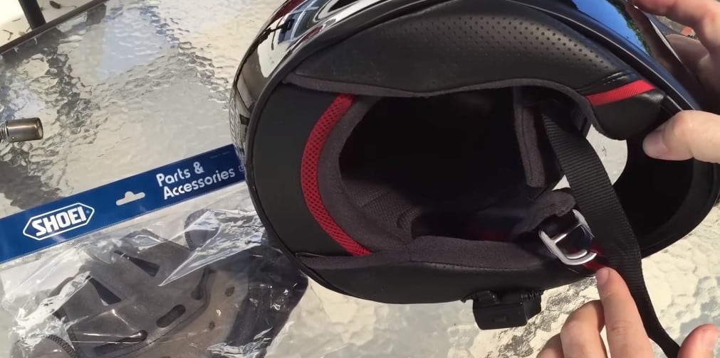 Comfort liner/padding for the Shoei RF-1000 sport-touring helmet, which was released in 2003. This helmet had approvals from DOT, Snell, ECE 22.05, and ACU Gold. On the left, you can see the replacement Shoei liner part.