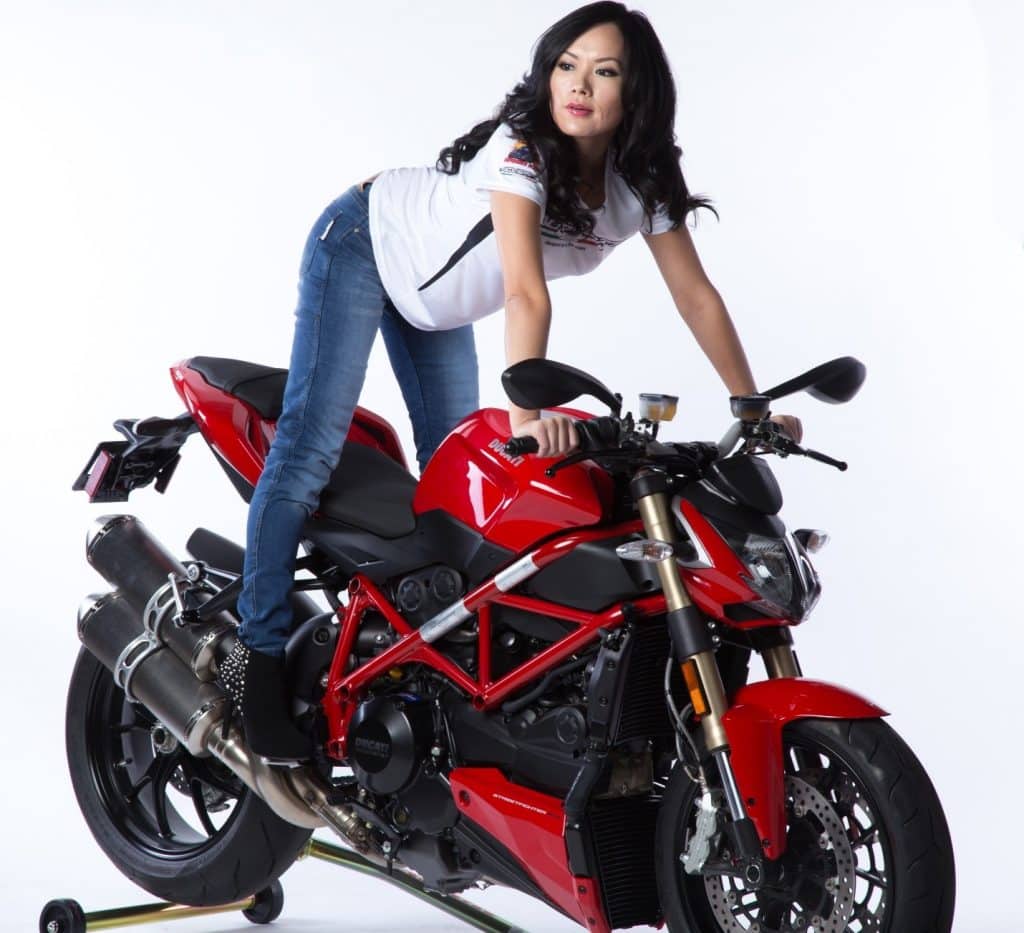 A stunning AGVSPORT model Annie Chiang stands on the pegs of the naked Ducati Streetfighter 848, wearing the lined AGVSPORT Metro Stretch Motorcycle Jeans. The reinforced Kevlar is cleverly integrated, making it difficult to discern. These jeans eliminate the need for a wardrobe change after riding, and this allows you to run errands while maintaining both fashion and protection.