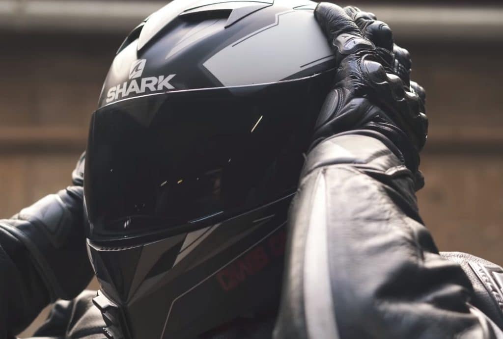 Wearing the now-discontinued SHARK S700S helmet, which has since been replaced by the Shark Ridill, while riding the Yamaha R1, known for its superior exhaust sound compared to the R6, producing a distinctive crackle. The engine noise, however, seems to rattle my eardrums.