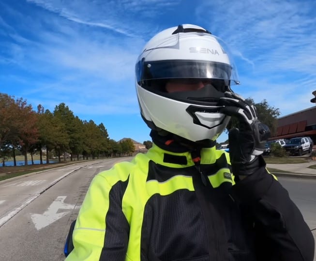 A reliable, silent retractable sun visor with precise positioning ensures glare-free riding. Easily controlled by a slider at the bottom left edge, it swiftly deploys to shield the eyes from bright sunlight. The visor moves smoothly with distinct Up and Down stops for convenient use.